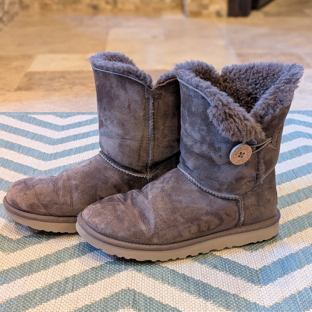 UGG Bailey Button II size 9